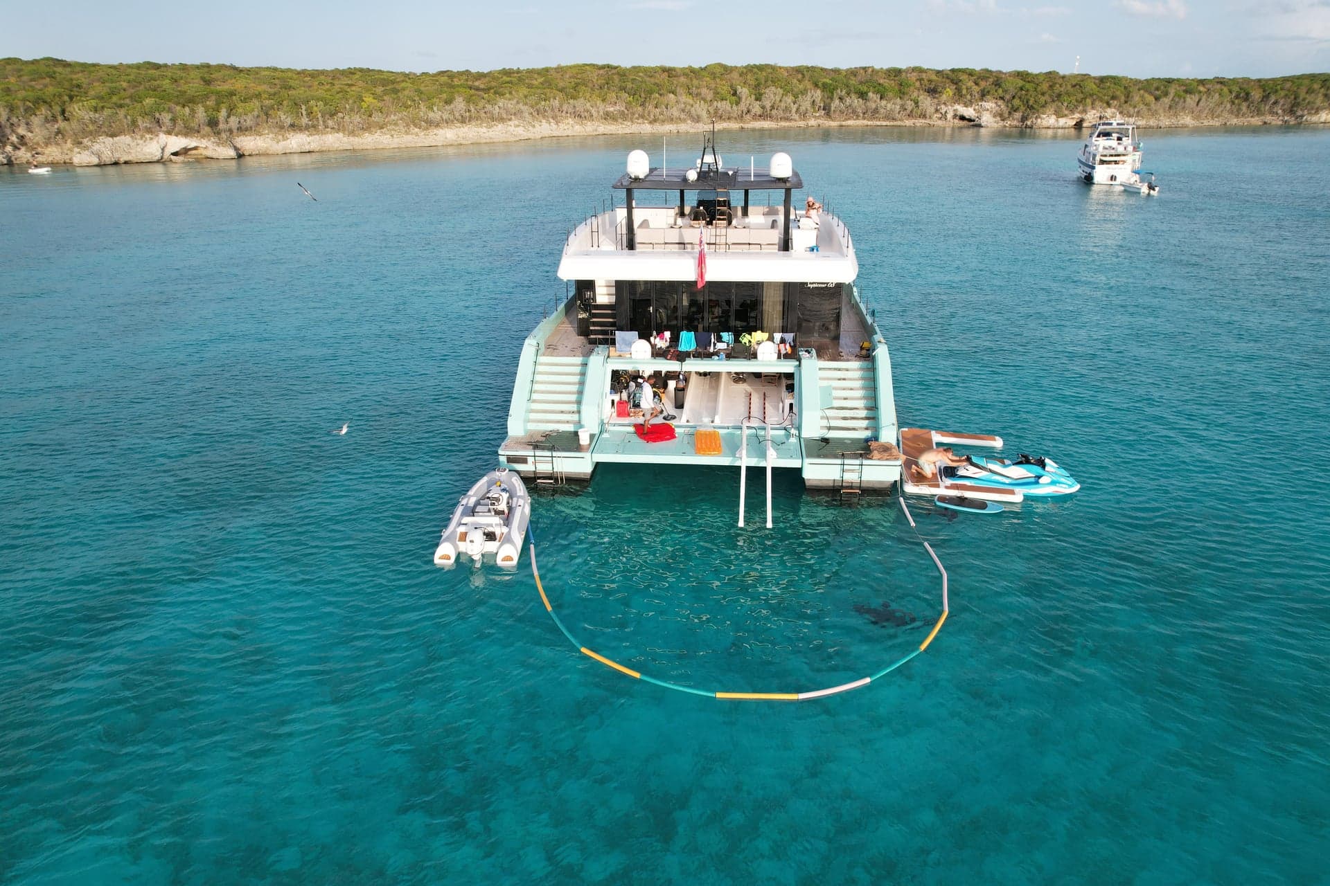 Yate fondeado en aguas turquesa frente a una isla de Bahamas