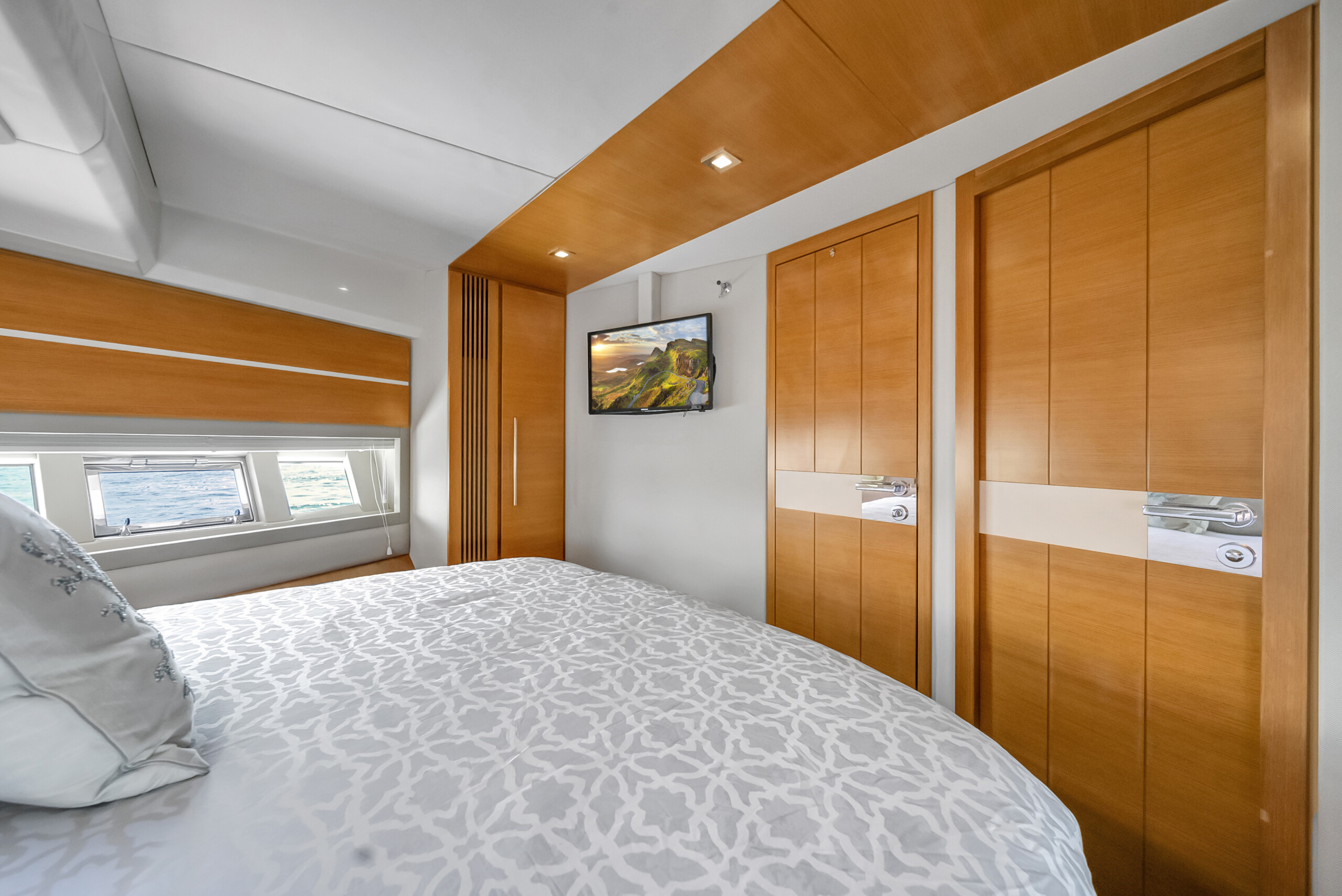 60' Azimut — photo 3