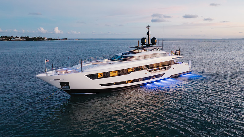 125' Ferretti Custom Line — photo 4